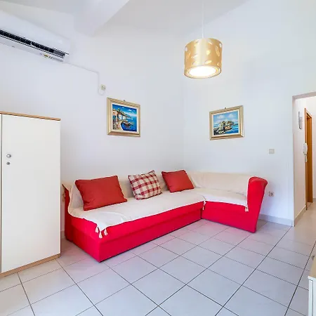 Moderne Nur 450 Meter Zum Apartment