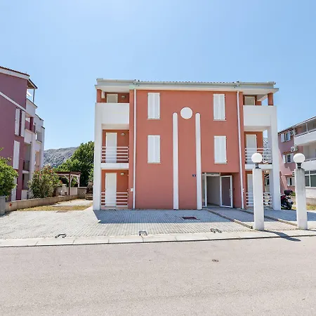 Moderne Nur 450 Meter Zum Apartment *