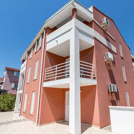 Moderne Nur 450 Meter Zum Apartmán Baška